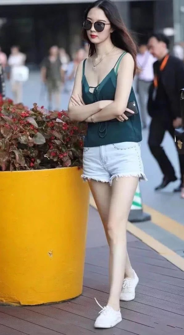 气质小姐姐超短裤秀美腿，摇摆的姿态尽显饱满臀部