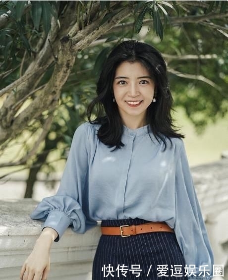 #要备#早春你一定要备一件“开叉裙”,搭衬衫好洋气,三木穿上后美哭了