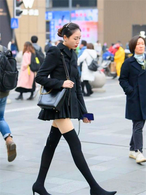  『气质』街拍：可爱美少女，无袖上衣搭配裙子，展现出与众不同的气质