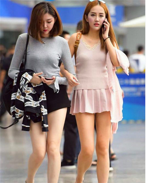 美女|街拍:美女穿露肩连衣短裙,凸显别致的美,笑容甜美可爱