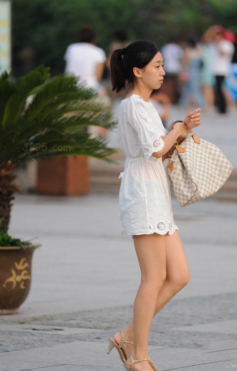 街拍:连衣裙白嫩美腿妹子，身材好的没话说