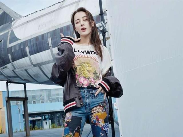 迪丽热巴吊带粉裙清新仙美，皮衣短袖拽酷有型，美的像仙女下凡