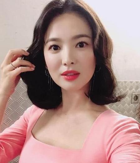 宋慧乔微卷的内扣短发,搭配一身清新典雅的粉色连衣裙,看起来整个