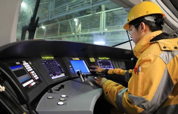  库内检测机■高铁列车奔春运一列“好汉”三个帮