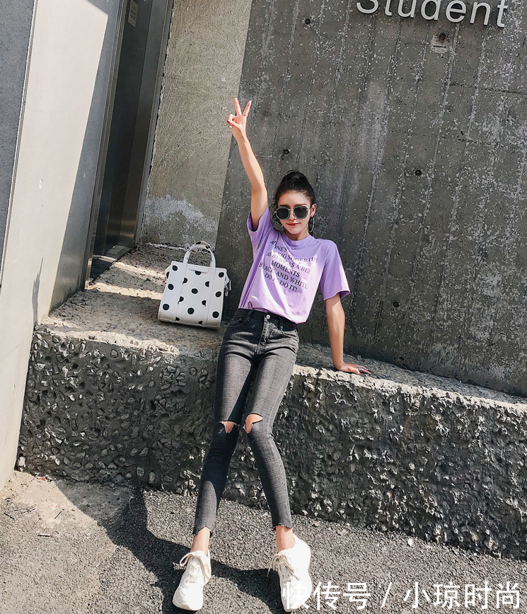 牛仔裤的修身设计，既百搭又显瘦，气场十足更有魅力