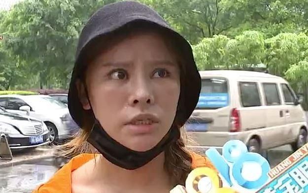 「不安」中国年轻女子整容失败,导致“永久的皱眉”,看上去一直很不安