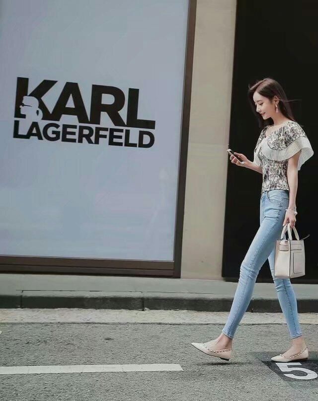 时尚穿搭紧身牛仔裤精致的搭配，有了时尚才会美的大气