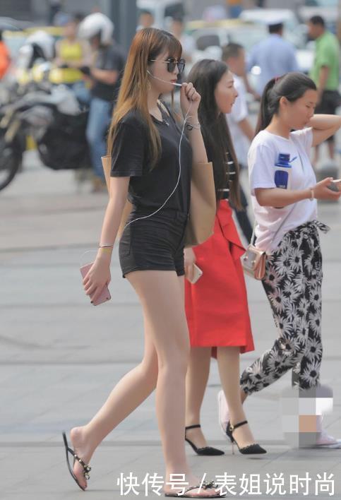 时尚小姐姐T恤配黑色牛仔裤，平底，散发着休闲的感觉