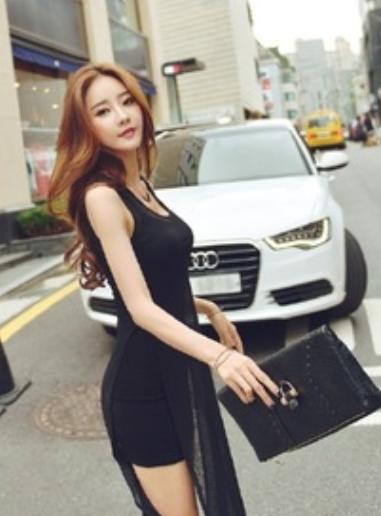 街拍: 小姐姐真敢穿,穿成这样出门,你可真成个小''妖精”了