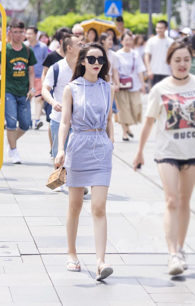 路人街拍，小姐姐简简单单的套装，却非常的美丽动人