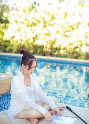 39岁陈乔恩真厉害！大妈印花连衣裙穿出飘逸感，网友：有颜任性