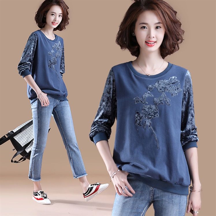 厉害了，小姐姐真会穿!出门“卫衣”搭短裙，显高显腿长，洋气炸