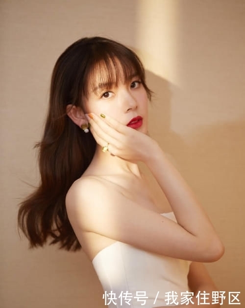 开叉■今穿抹胸开叉裙，配齐刘海美成萝莉，因《无心法师》岳绮罗而出名