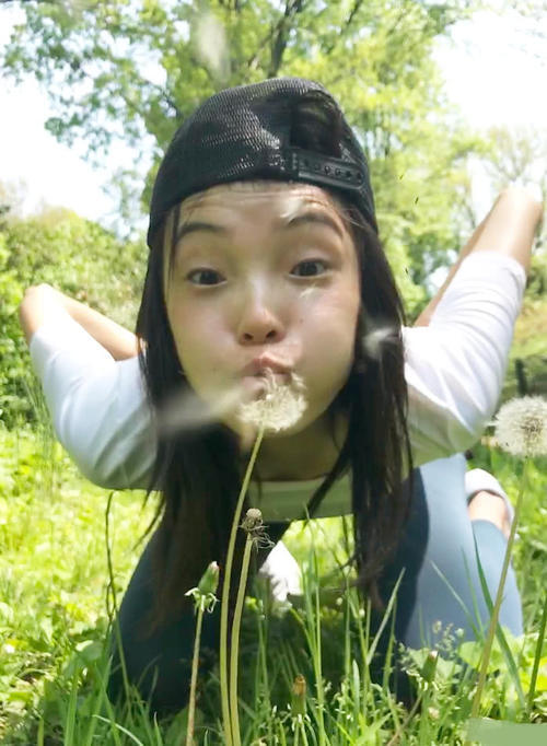 超模雎晓雯画风清奇，不介意鞋子沾满泥巴，古灵精怪堪比周冬雨！