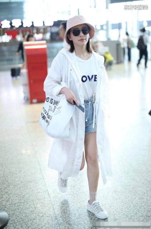 当杨超越穿短裤撞上阚清子，网友:这就是腿粗和腿细的差距!