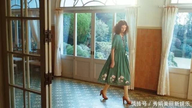  『毛衣』印花穿不好，连娜扎都变土气了，只有get这2点，才能秒变小仙女