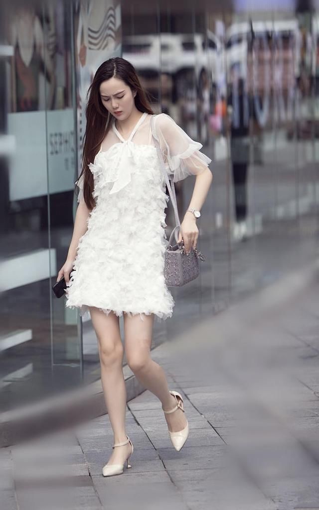街拍:连衣裙的美不仅可以修饰大长腿,更能彰显女人味十足!