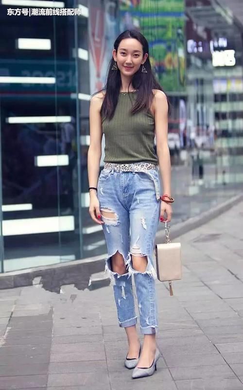 街拍：图1时尚美女，短裙配丝袜，图6美女厉害，这高跟鞋太离谱