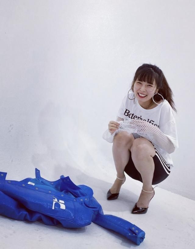 健美裤■泫雅新艺术照经常丢笑容,T恤健美裤的穿衣搭配就是穿出新潮时尚潮流感