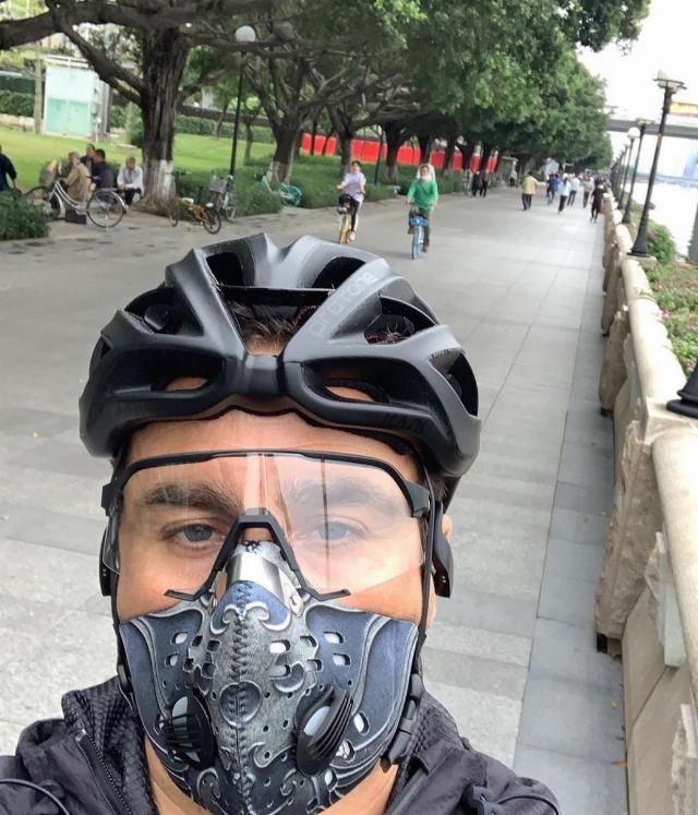  「珠江」炫富!卡纳瓦罗戴超酷口罩沿珠江骑行,给意大利同胞秀中国惬意生活