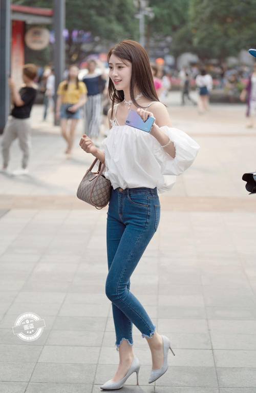 路人街拍，白色吊带搭配紧身牛仔裤的漂亮小姐姐