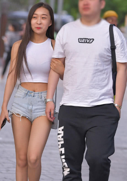 关掉滤镜后的真实街拍美女，饱满上围撑满紧身衣，这身材真是不科