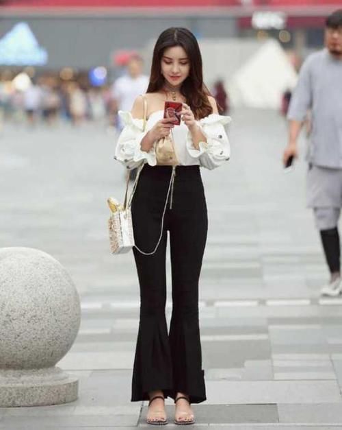  「优雅」潮范儿女神来了，街拍：天姿国色的小姐姐，一件黑色上衣配黑色牛仔裤，魅力十足