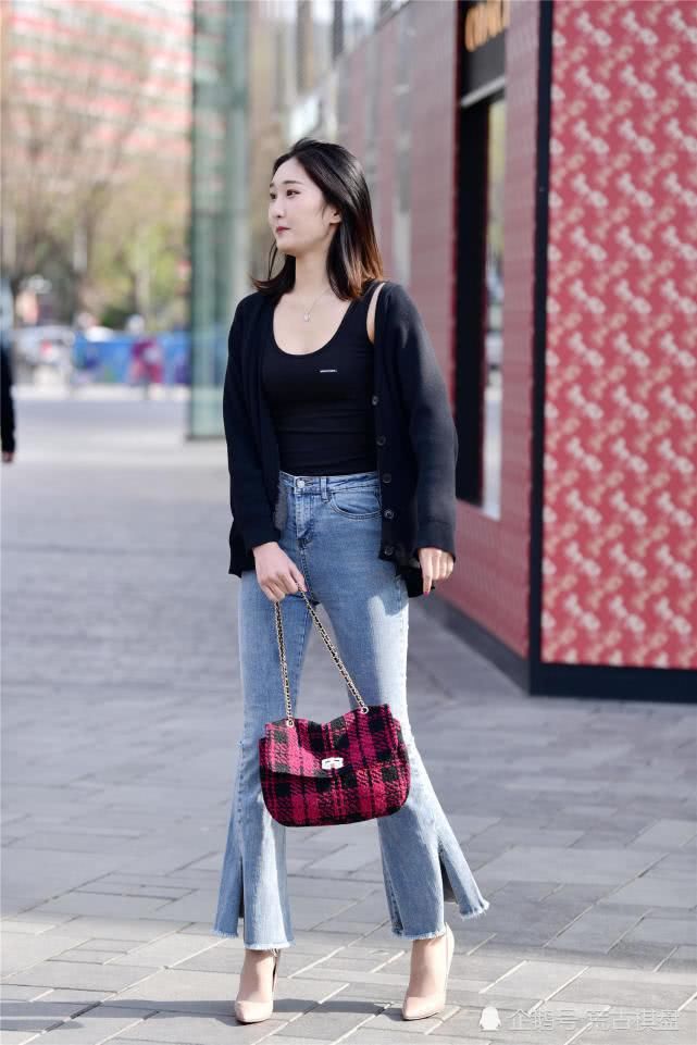  位美女选择一■好看还显瘦的尖头细高跟鞋，要选择一双高度多少会更好呢？