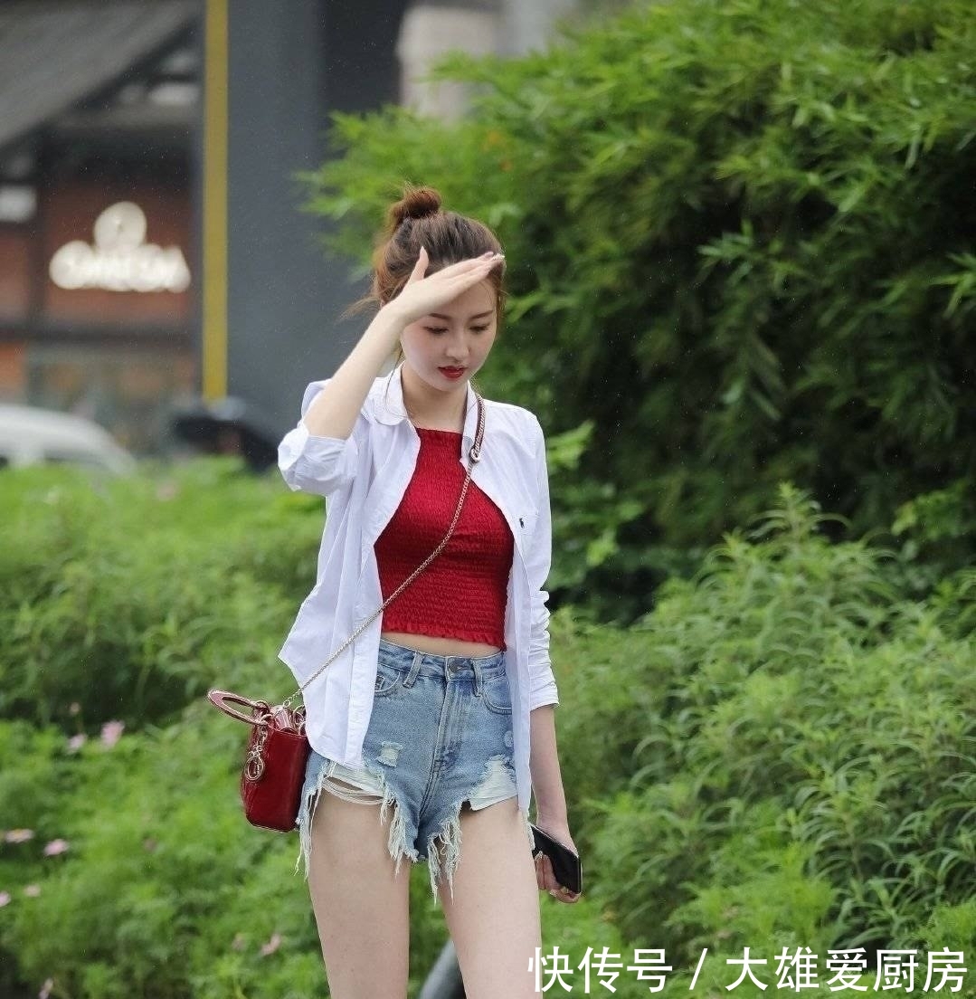  「让自己」美女这身材，需要一把小号的伞就可以了