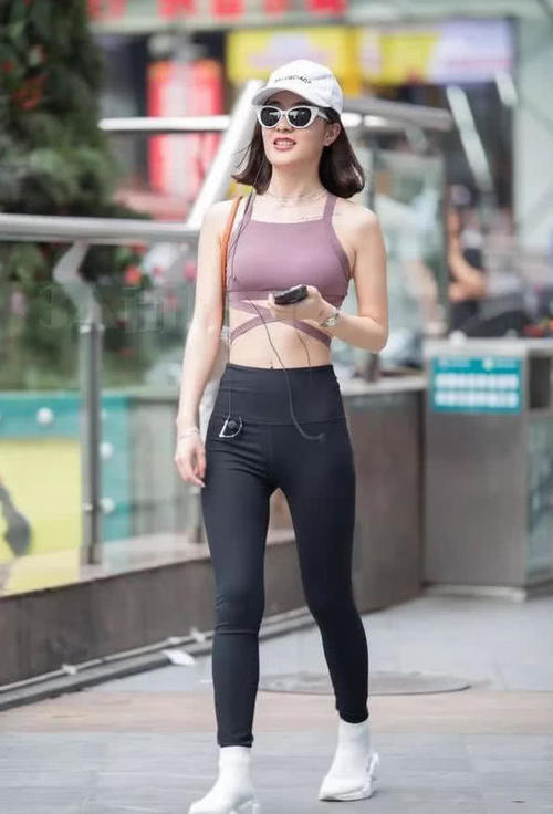 简约潇洒的瑜伽裤，柔和又修身，自带一种时尚的气息