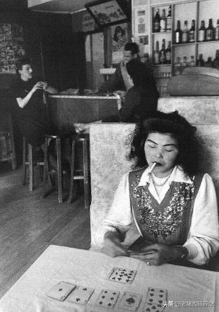 1947年的上海，这些黑白照片记录了上海人民的贫穷，恐惧
