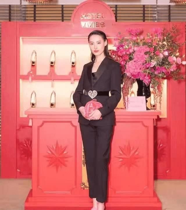 #装配#31岁梁洛施单身后更有气质,白色西装配墨绿色半裙,美得高级精致