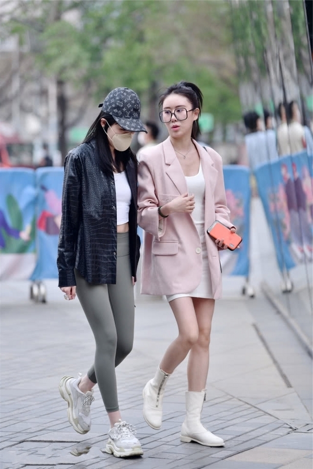 『搭配』路人街拍,美女白色的小衫搭配黑色皮夹克,显得很年轻