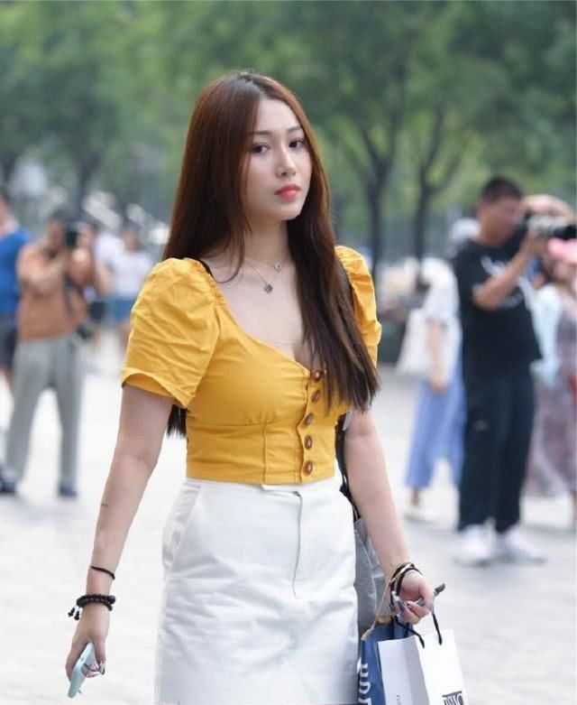 『气质』路人街拍,姑娘气质唯美,穿着一件吊带连衣裙,优雅迷人