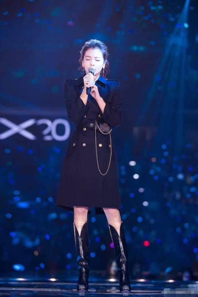 刘涛用黑色长裙诠释高级感，将帅气、性感、知性完美的集于一身！