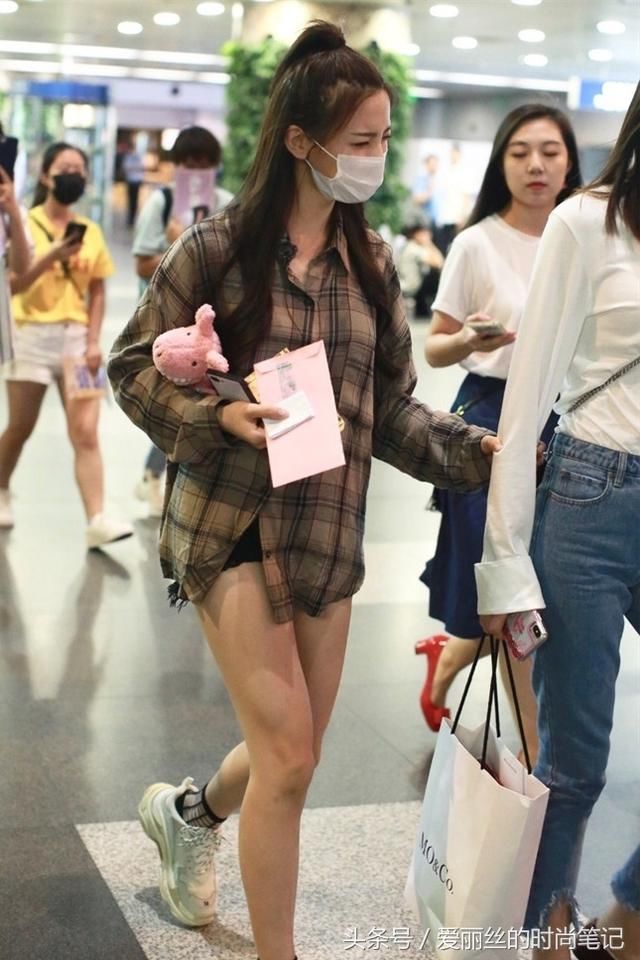 杨超越只穿一件衬衫配袜子，就敢现身机场，网友：缺钱买裤子？