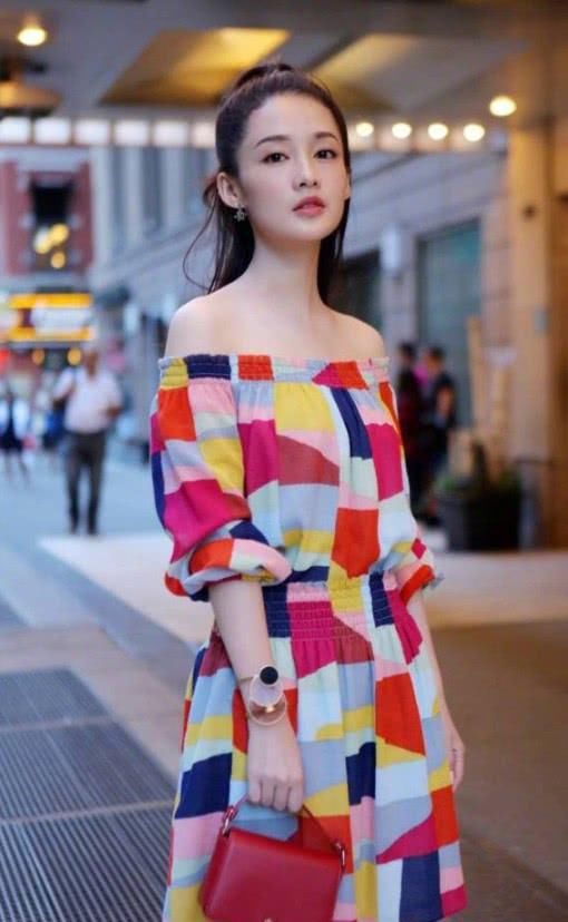 李沁这是闹哪样，拿三个“塑料瓶盖”戴在手上，从哪里抠下来的？