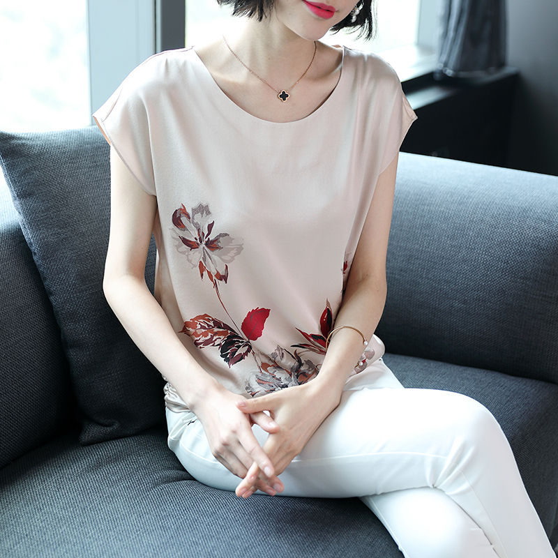 丰满的女人，要敢于展示自己，穿这样的洋气小衫，性感的不可方物