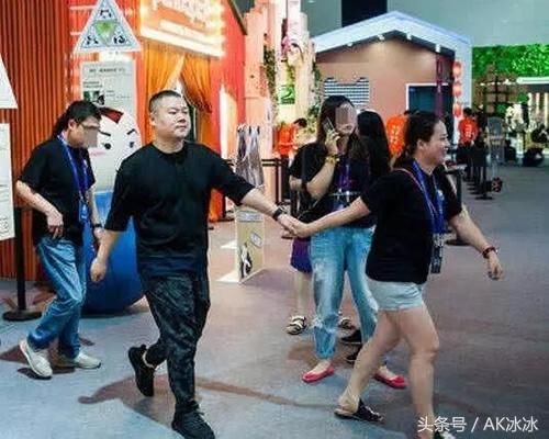 某男性传言出轨经纪人的事情又升级了,其妻子的做法让人想不到