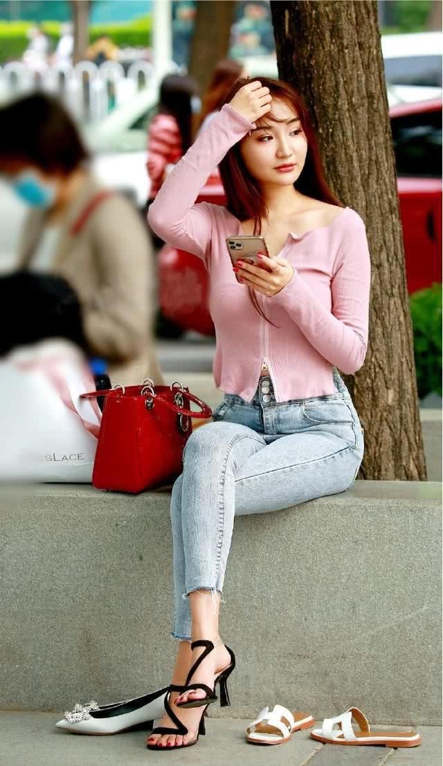 「特别」造型别致的凉鞋,只有一根黑色鞋带,穿着真的舒服吗?