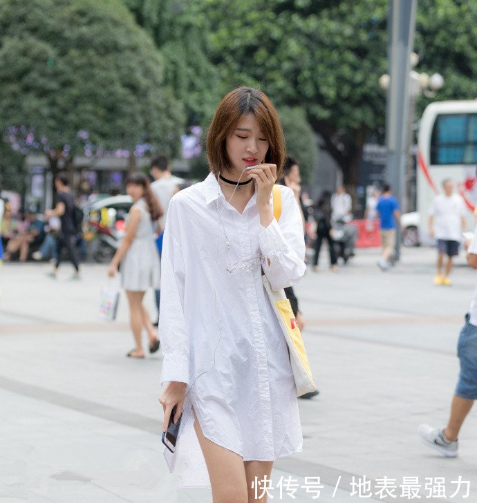 街拍小姐姐吊带短裙的套装性感时尚又清爽！