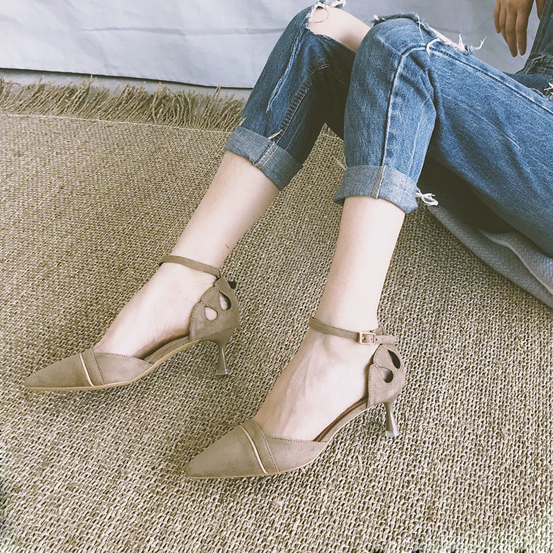 70后女人别穿拖鞋，今年最流行的“一字带”高跟鞋，穿出迷人气质