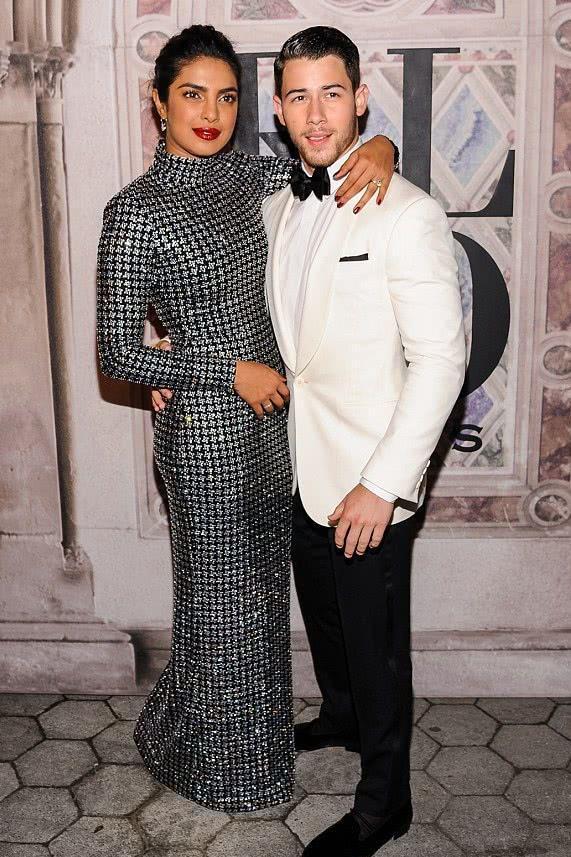 普里扬卡·乔普拉亮相纽约时装周，着装惊艳，被誉为东方的AA