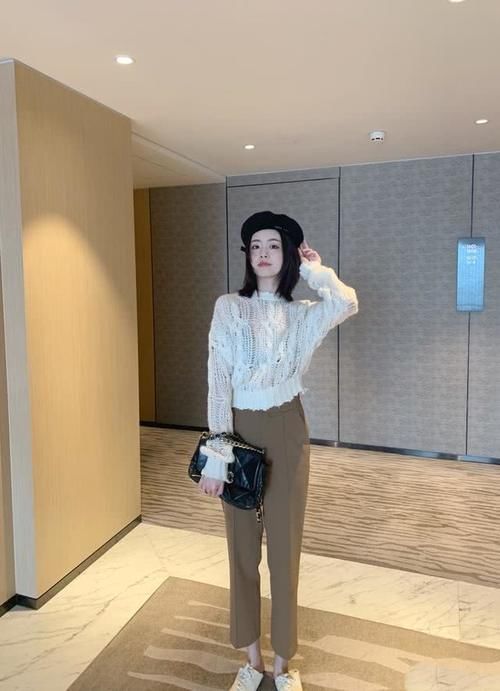  老爹：老爹裤“过气”了，今年流行的裤子是烟管裤，谁穿谁是腿精