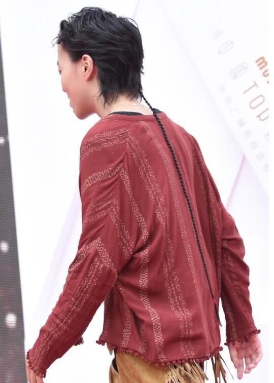 21岁窦靖童与12岁李嫣近照，一个眉目清秀一个气场全开