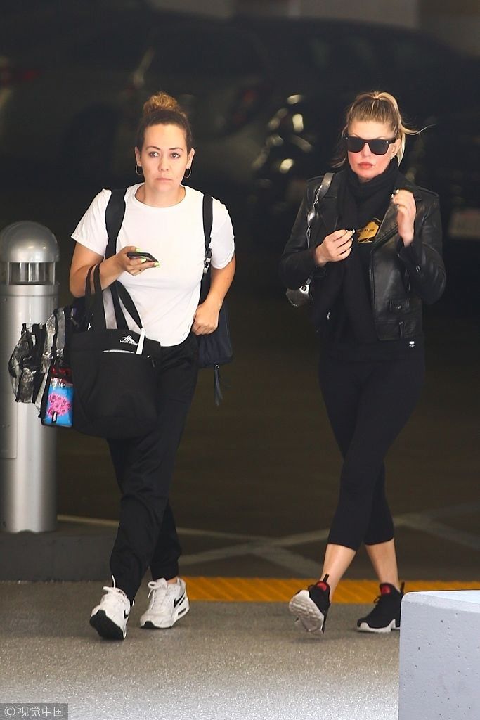 菲姬大姐头装扮出街 不惧紧身裤显腿粗