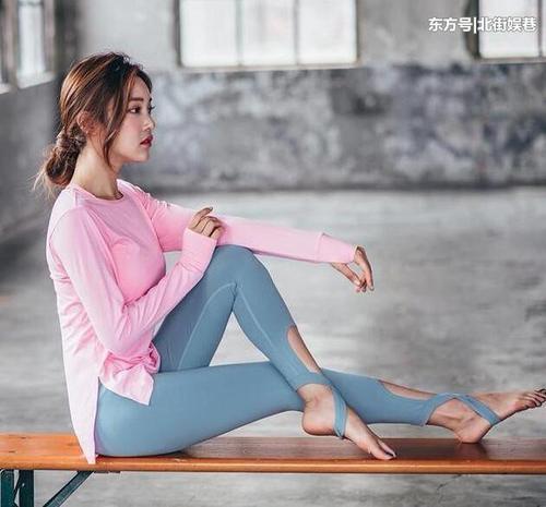紧身打底裤:身材紧致的女孩,秀出青春活力范,特别吸引眼球!