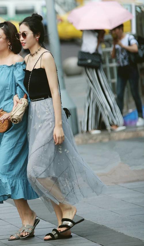 路人街拍，上围丰满的小姐姐穿着简单又百搭，侧颜令人心动！