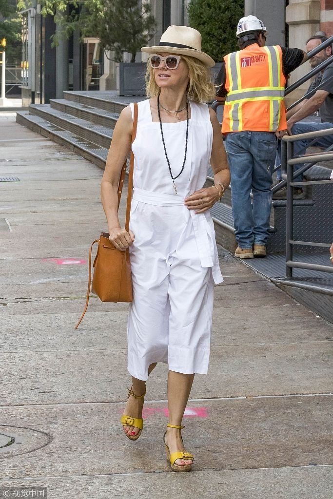 娜奥米沃茨甜美出街和爱子欢吃冰淇淋   49岁高龄依旧保养如少女