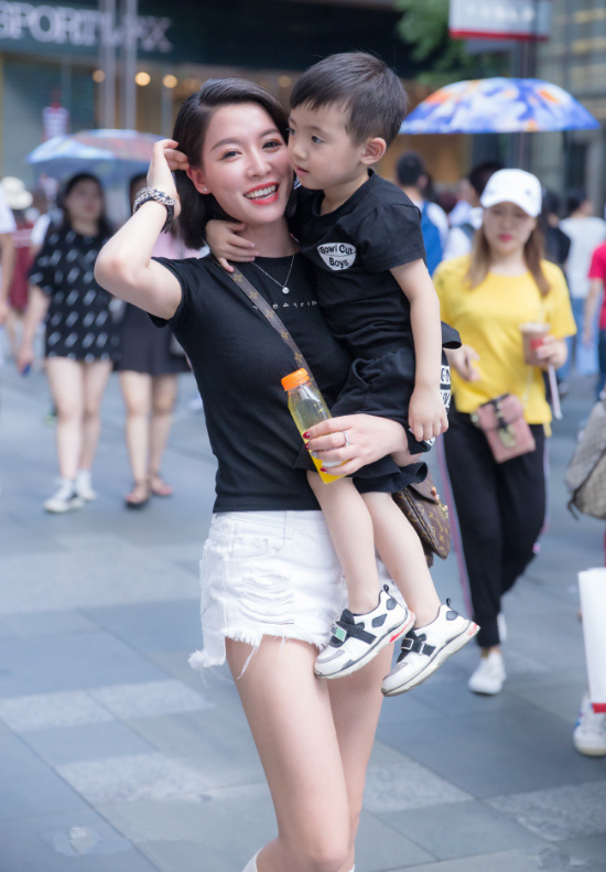 街拍：：阳光下的美女似乎在发光，被图3的年轻妈妈深深迷住！